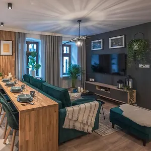 https://spacious-apart-150m-main-square-self-check-in-24h.hotelswroclaw.com